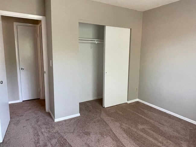 Building Photo - SW - Updated Townhome.  New Flooring, Just...