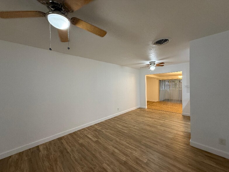 Building Photo - 219 Serna Park