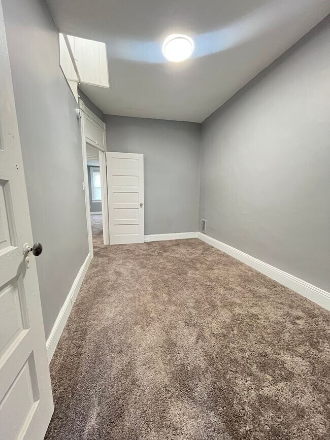 Building Photo - Beautiful 3 Bedroom 1 Bathroom East Baltimore Town Home