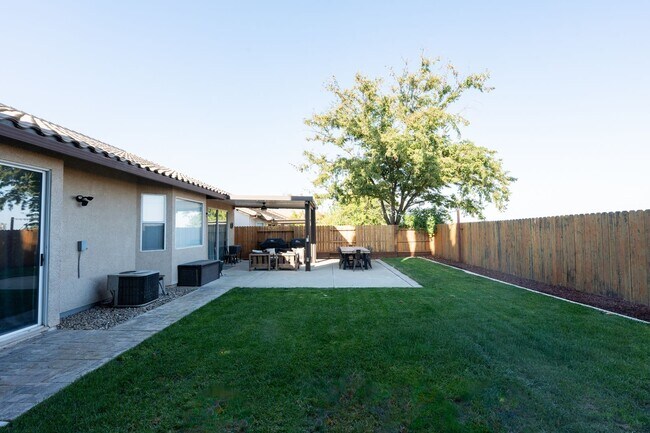 Building Photo - Stunning 3 Bedroom 2 Bath Home