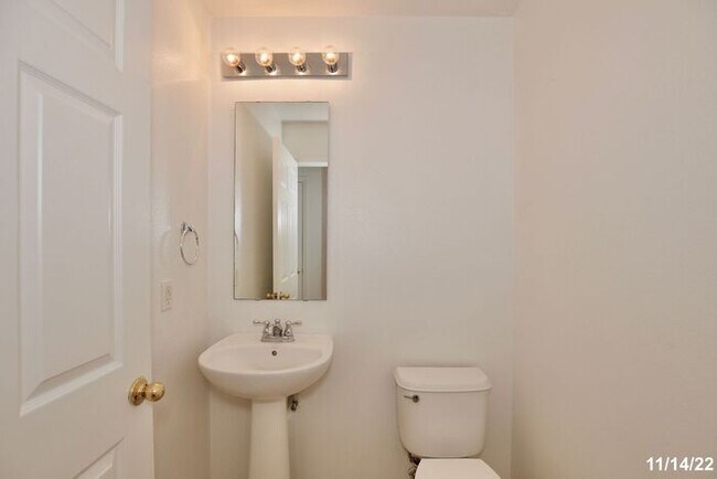 Building Photo - Beautiful 3/2.5 Spacious Townhome with a 2...