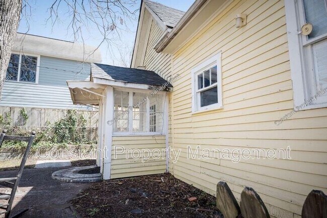 Building Photo - 979 Highland Terrace