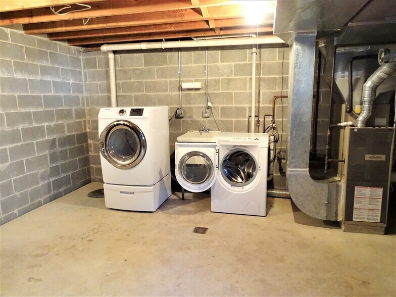 Building Photo - 1005 Ayres Ct