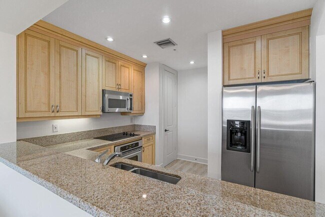 Building Photo - 200 NE 2nd Ave