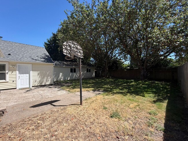 Building Photo - 2 Bedroom with a garage with Large fenced yard!