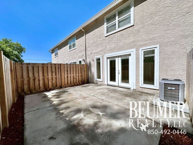Building Photo - Charming 2 bedroom, 2.5 bath townhome for rent in SW Pensacola!