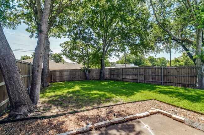 Building Photo - 1808 Ridgewood Dr