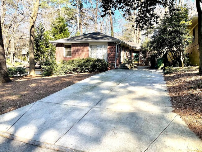 Building Photo - 1805 Piedmont Way NE