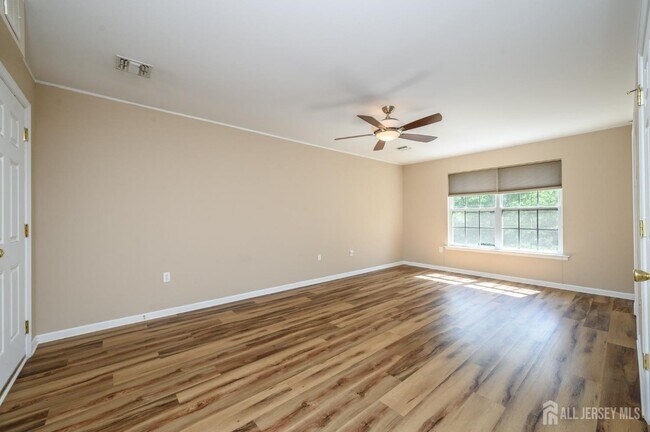 Building Photo - 303 Pinelli Dr