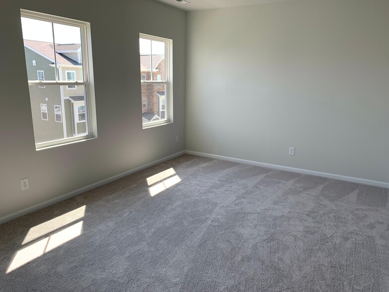 Building Photo - 5316 Daydream Dr