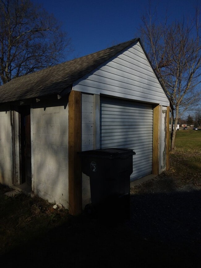 Building Photo - Newly remodeled 2 bedroom 1 bath home, Whi...