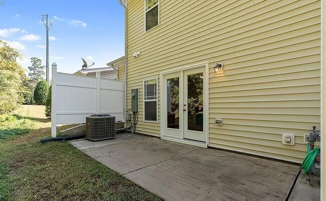 Building Photo - MUST SEE !! 3bd 3.5ba Townhome in Fuquay V...