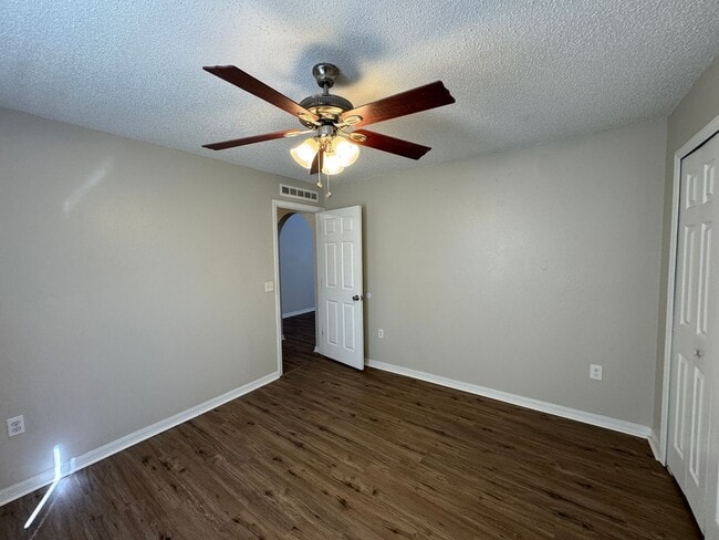 Building Photo - Spacious 4-Bedroom Home with 3 Full Baths in Whispering Trails – Pet Friendly!