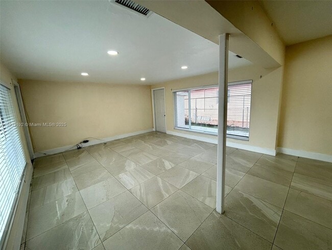 Building Photo - 610 E 8th Ave