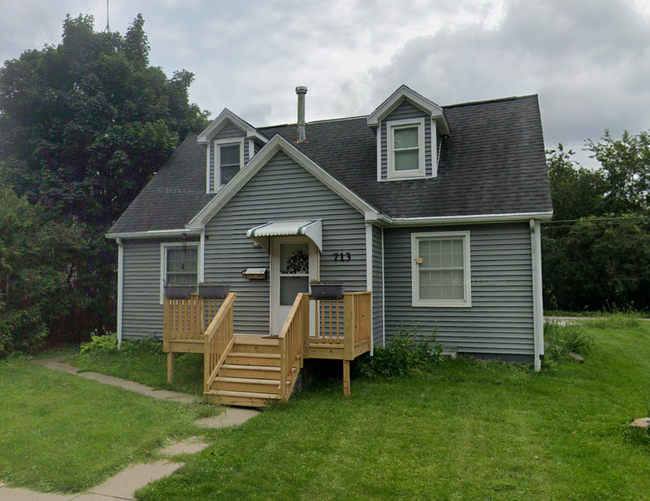 Primary Photo - NEW LISTING!!! Beautiful 6 bedroom, 2 bath...