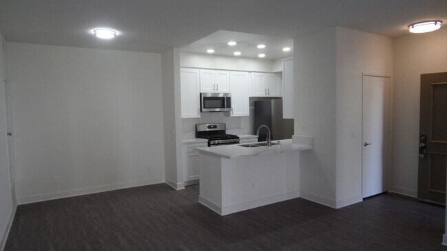 Building Photo - Remodeled, ground level, 1 bedroom, 1 bath condo in Lakeside Garden Grove Community