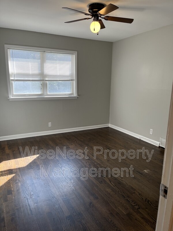 Building Photo - 706 NE Orchard St