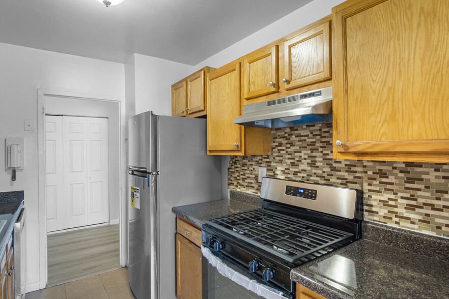 Kitchen / Stainless Steel - Addison Towers