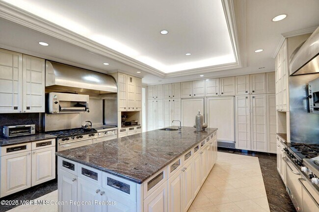 Building Photo - 758 Roseld Ave