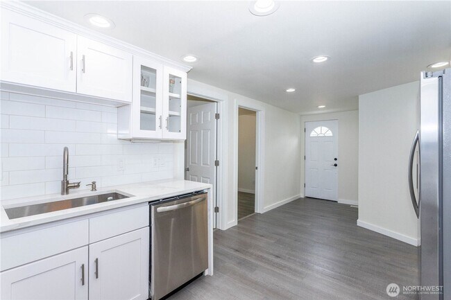 Building Photo - Beautifully Renovated 4-Bedroom Home in De...