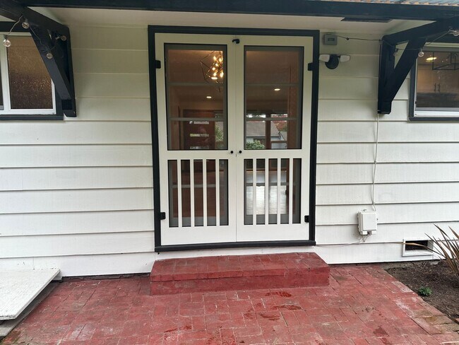 Building Photo - GORGEOUS RANCH STYLE HOME ON HUGE MANICURED LOT IN GARDEN HOME IN SW PORTLAND