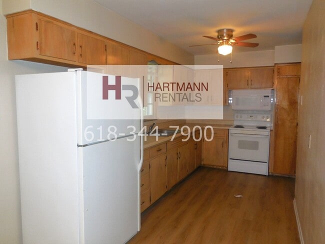 Building Photo - Three Bedroom 2 Bath Brick Home with 2 Car Garage!!