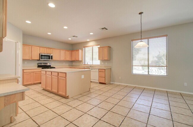 Building Photo - 2026 E County Down Dr