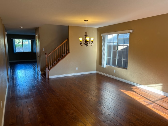 Building Photo - Gorgeous Oceanside Home