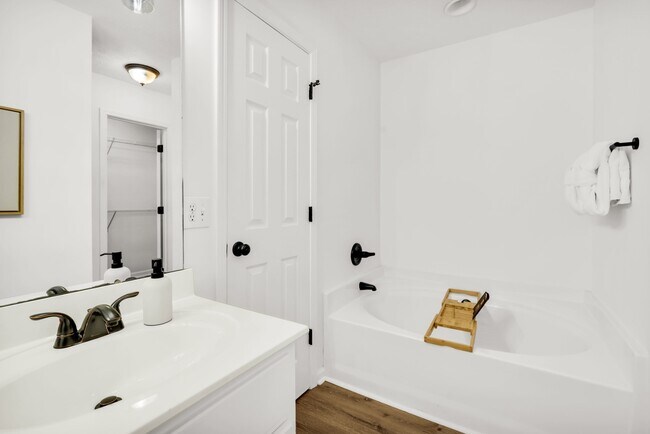 Building Photo - 1312 Centerfield Ct