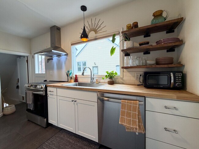 Building Photo - Spacious 2-Bedroom, 3-Bath Home in Spokane with Modern Comforts