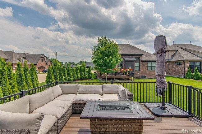 Building Photo - 53081 Enclave Cir