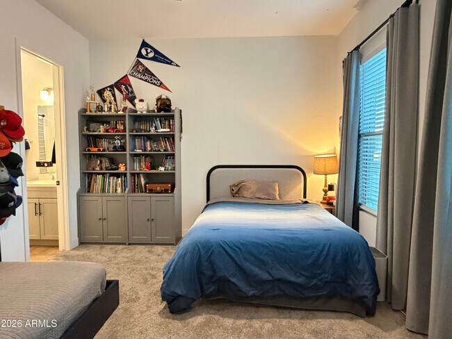 Building Photo - 10849 E Thunderbolt Ave