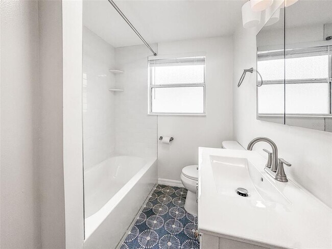 Building Photo - 2955 Bay View Dr