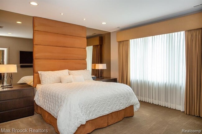 Building Photo - 25925 York Rd