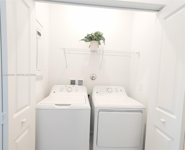 Building Photo - 400 SE Crossoak Ln