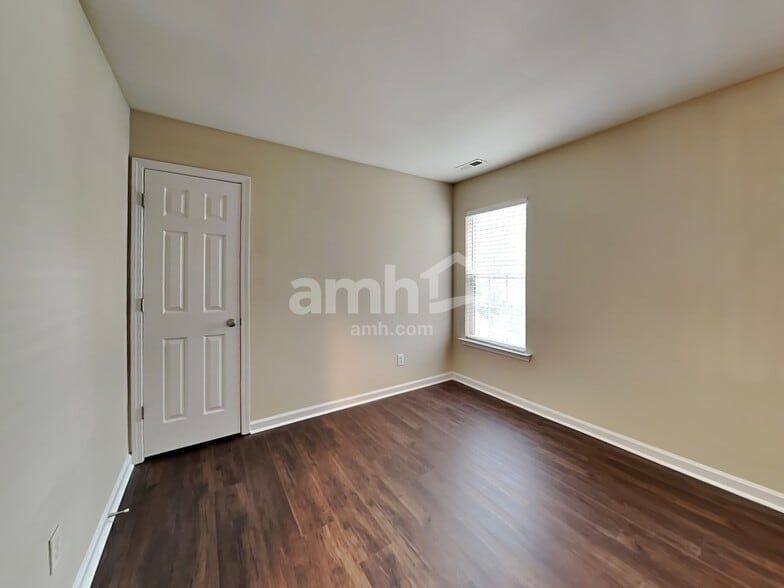 Building Photo - 616 Hanska Way