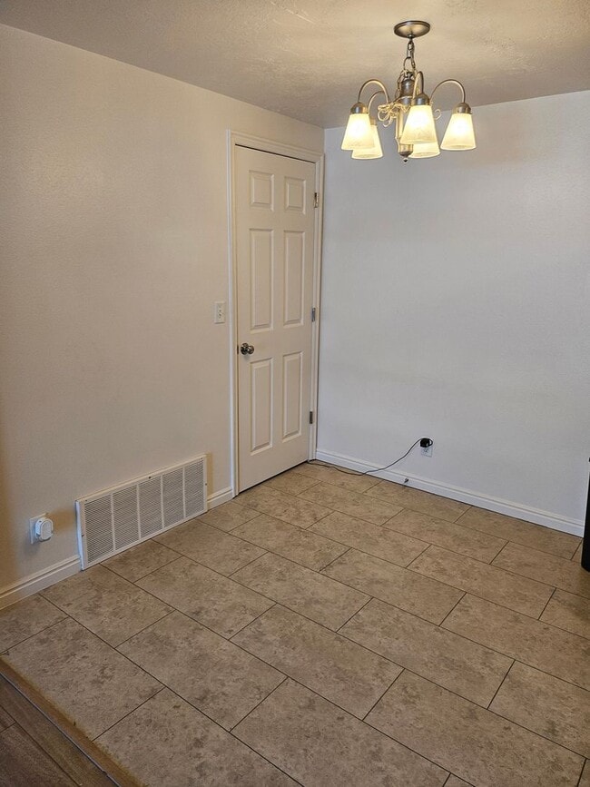 Building Photo - 3 Bed 2 Bath TH in Orem For Rent!
