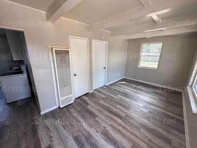 Building Photo - $575 - 1 bed 1 bath - Duplex located in th...