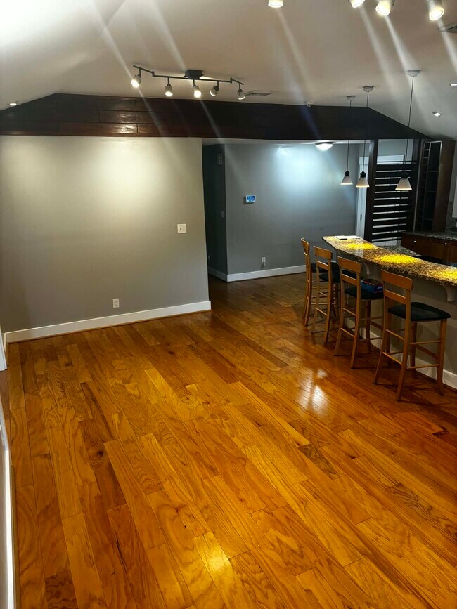 Building Photo - 339 Thole St