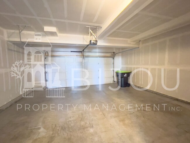 Building Photo - Beautiful Townhome across from Cumbre Vist...
