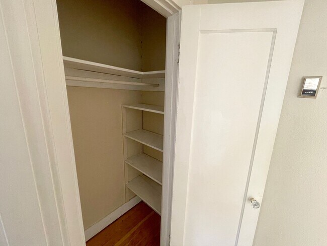 Building Photo - Vintage 1 Bedroom with Hardwood Floors, Close-In Location