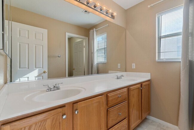 Building Photo - Beautiful 4 Bed 2.5 Bath Vaulted Ceilings,...