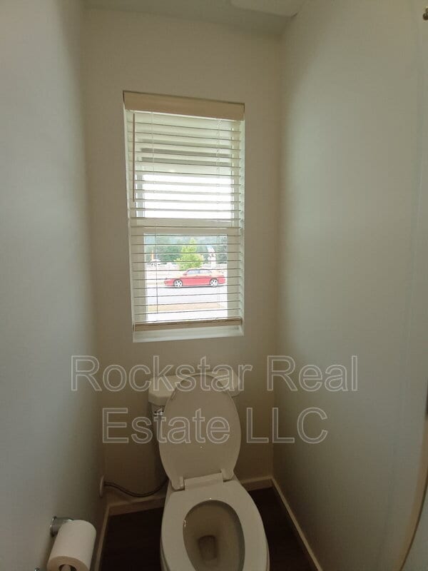 Building Photo - 109 W Goldenrod Ave