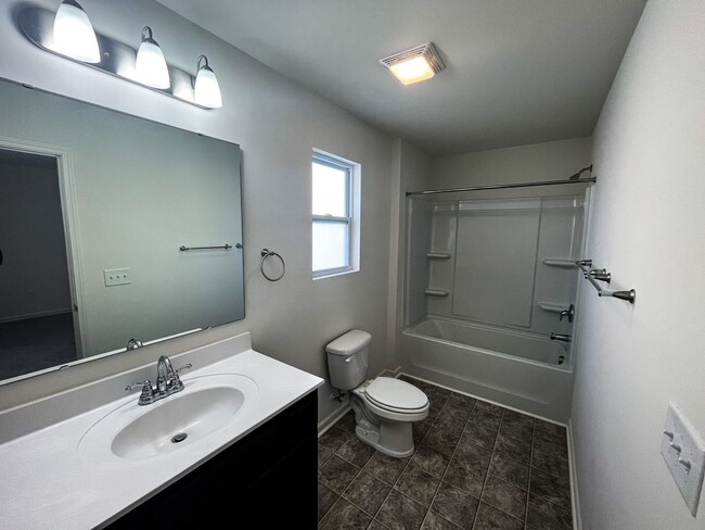 Building Photo - Beautiful 3 bedroom, 2 1/2 bathroom home i...
