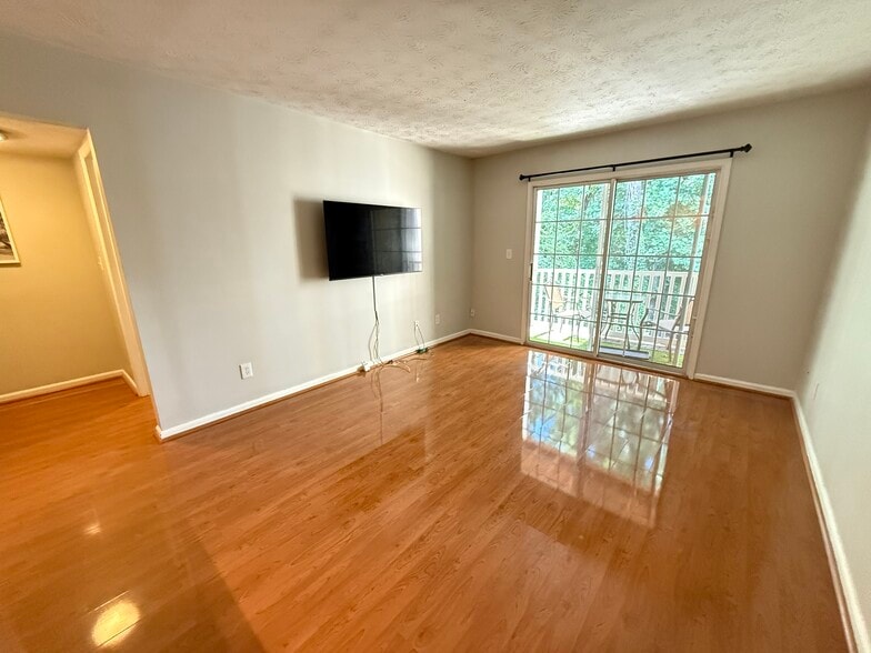 Building Photo - 3140 Seven Pines Ct