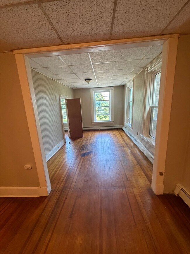 Building Photo - 136 Morton Ave