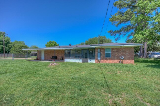 Building Photo - 1210 Gretchen Ln