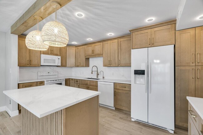 Building Photo - 1575 SW Silver Pine Way