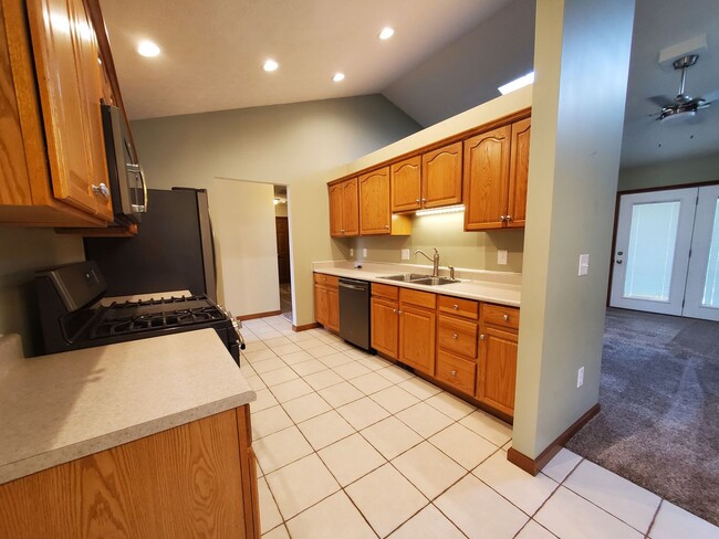 Building Photo - 3-bedroom 2 Bath