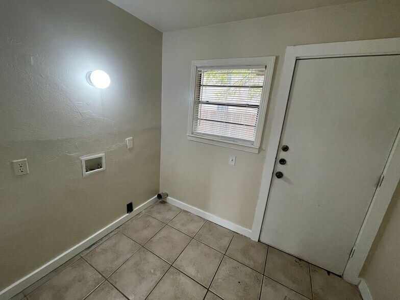 Building Photo - 107 W Texas Ave